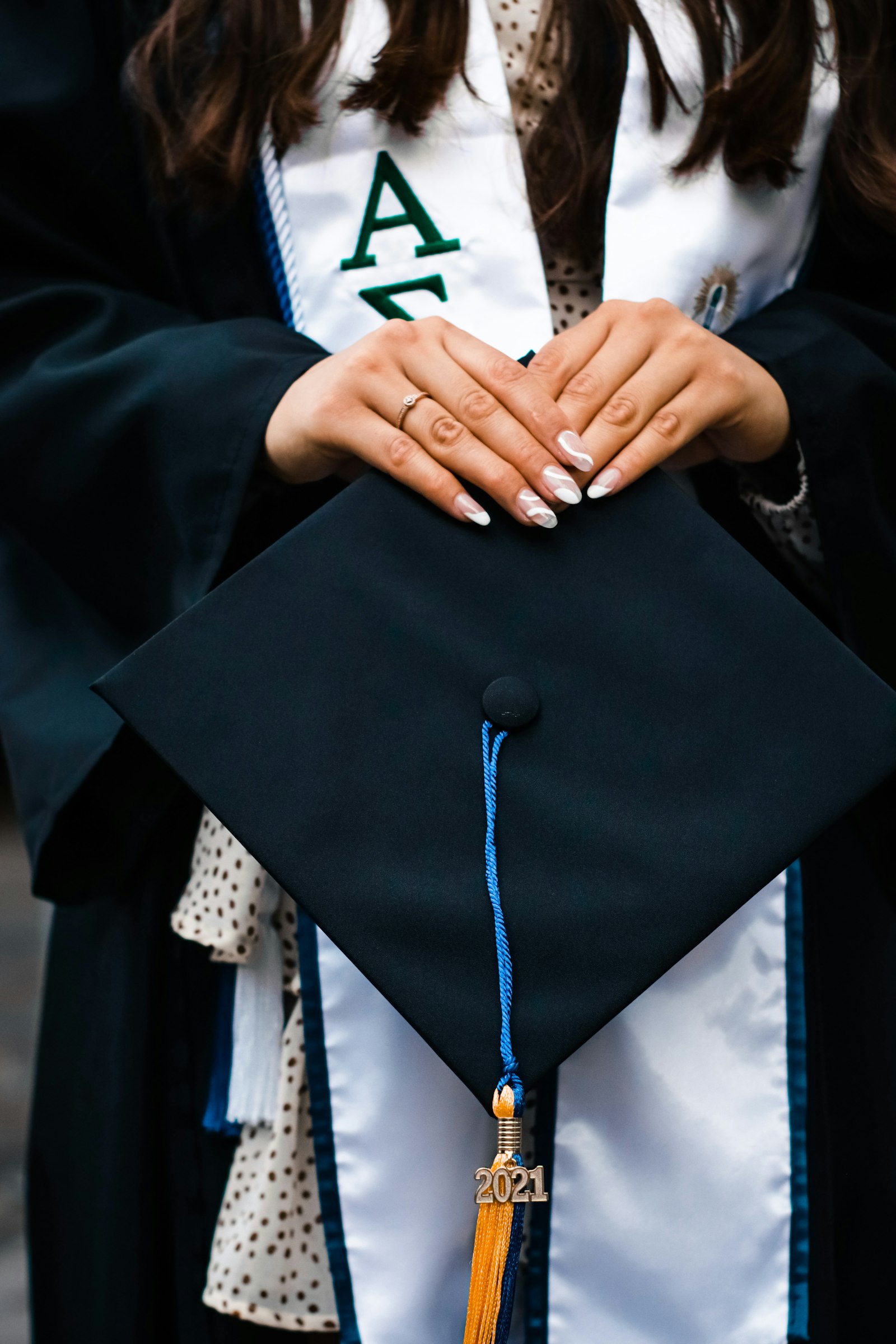 Estola de graduación en color institucional con el nombre de la generación y el escudo de la escuela personalizados.