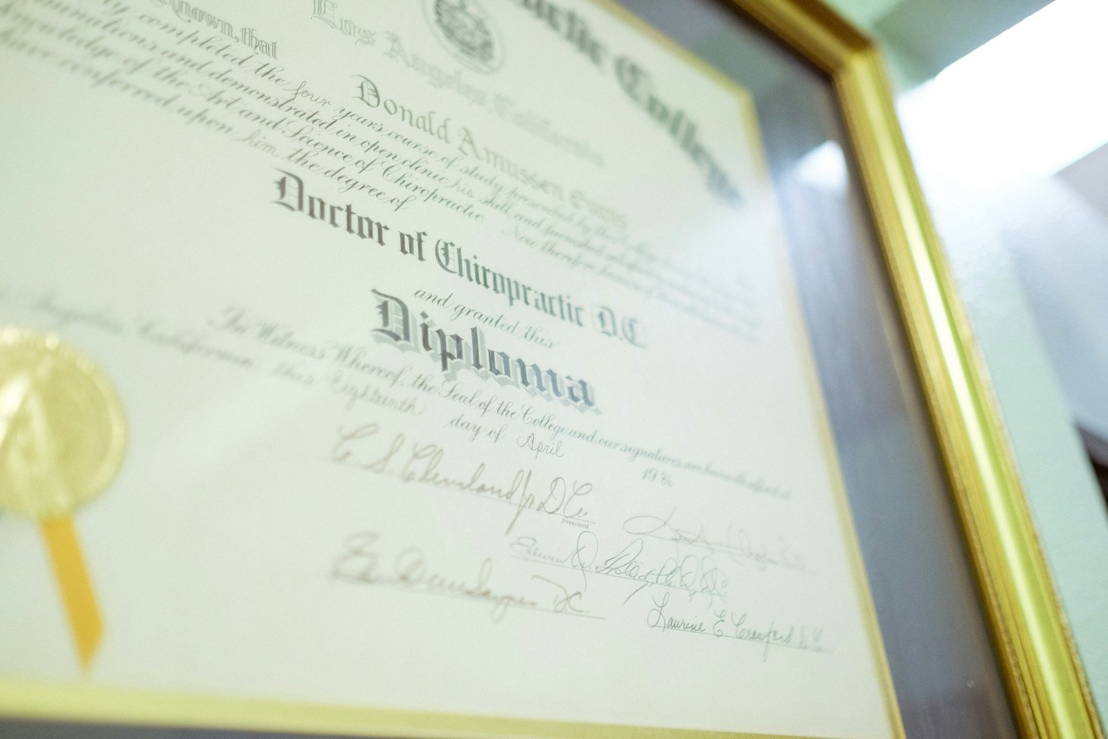 Marco para título o diploma con maría luisa y placa grabada en el margen inferior.