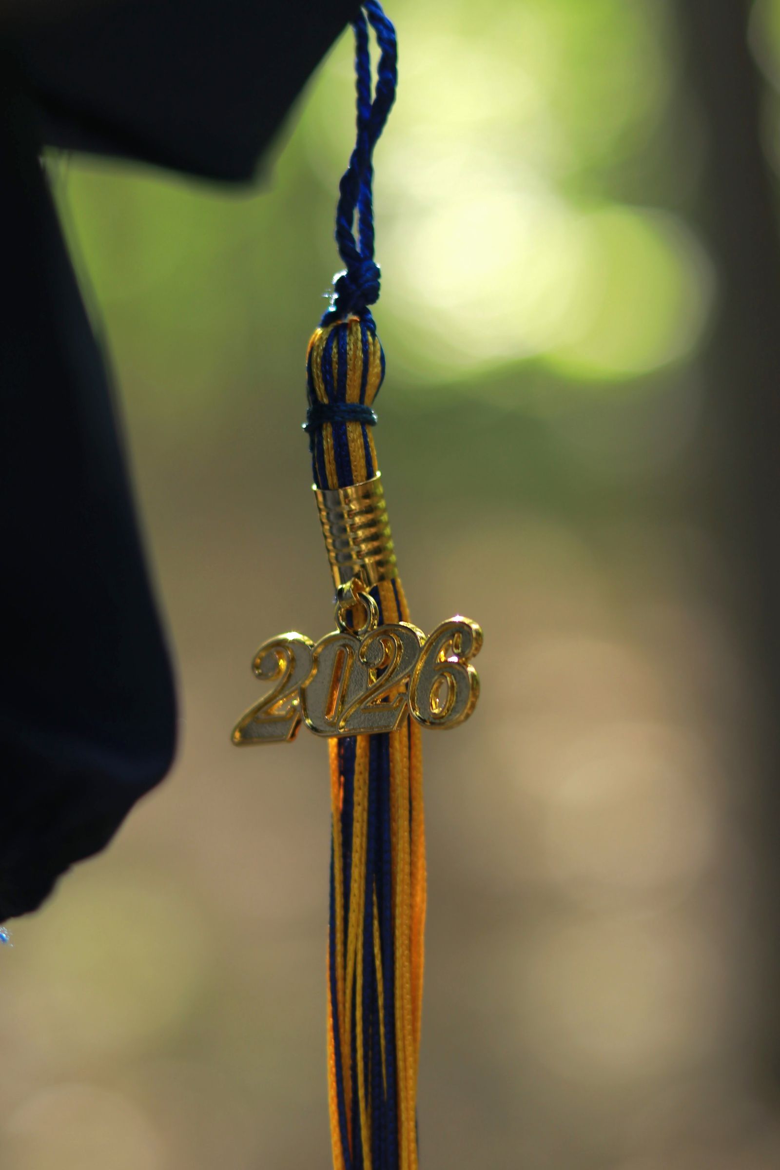 Birrete de graduación con un topper personalizado colocado sobre la parte superior, con la borla libre a un costado.